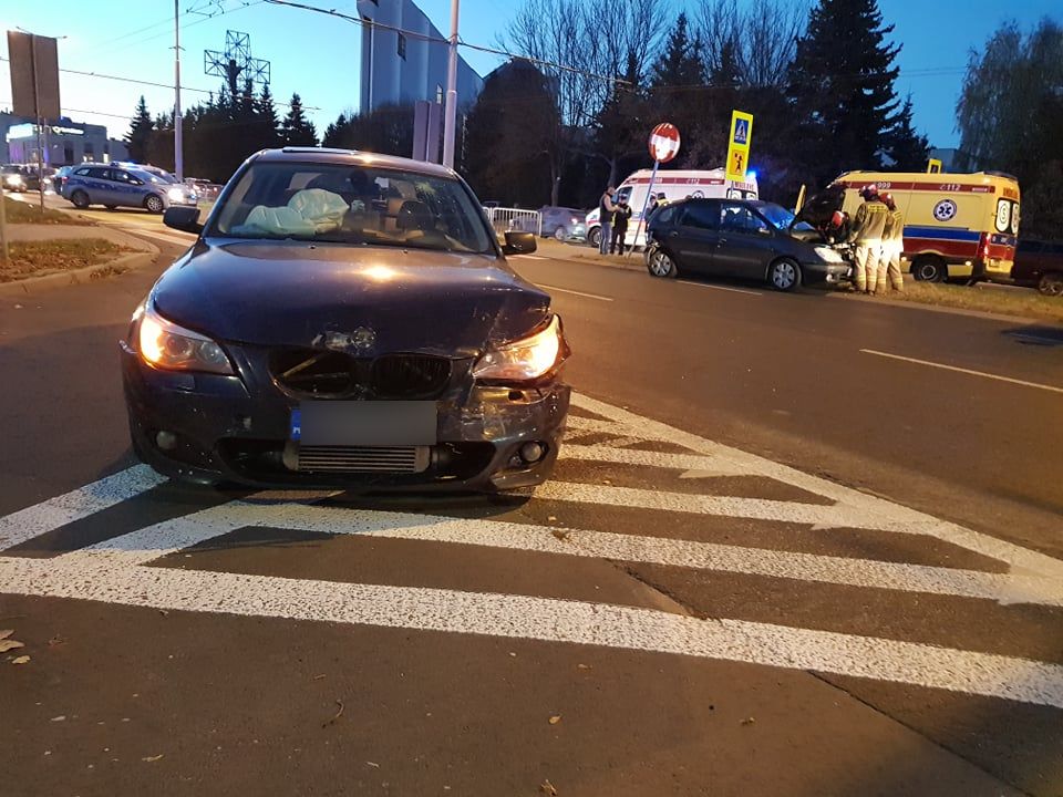 BMW staranowało renaulta przed przejściem dla pieszych. Trwa akcja ratunkowa (zdjęcia)