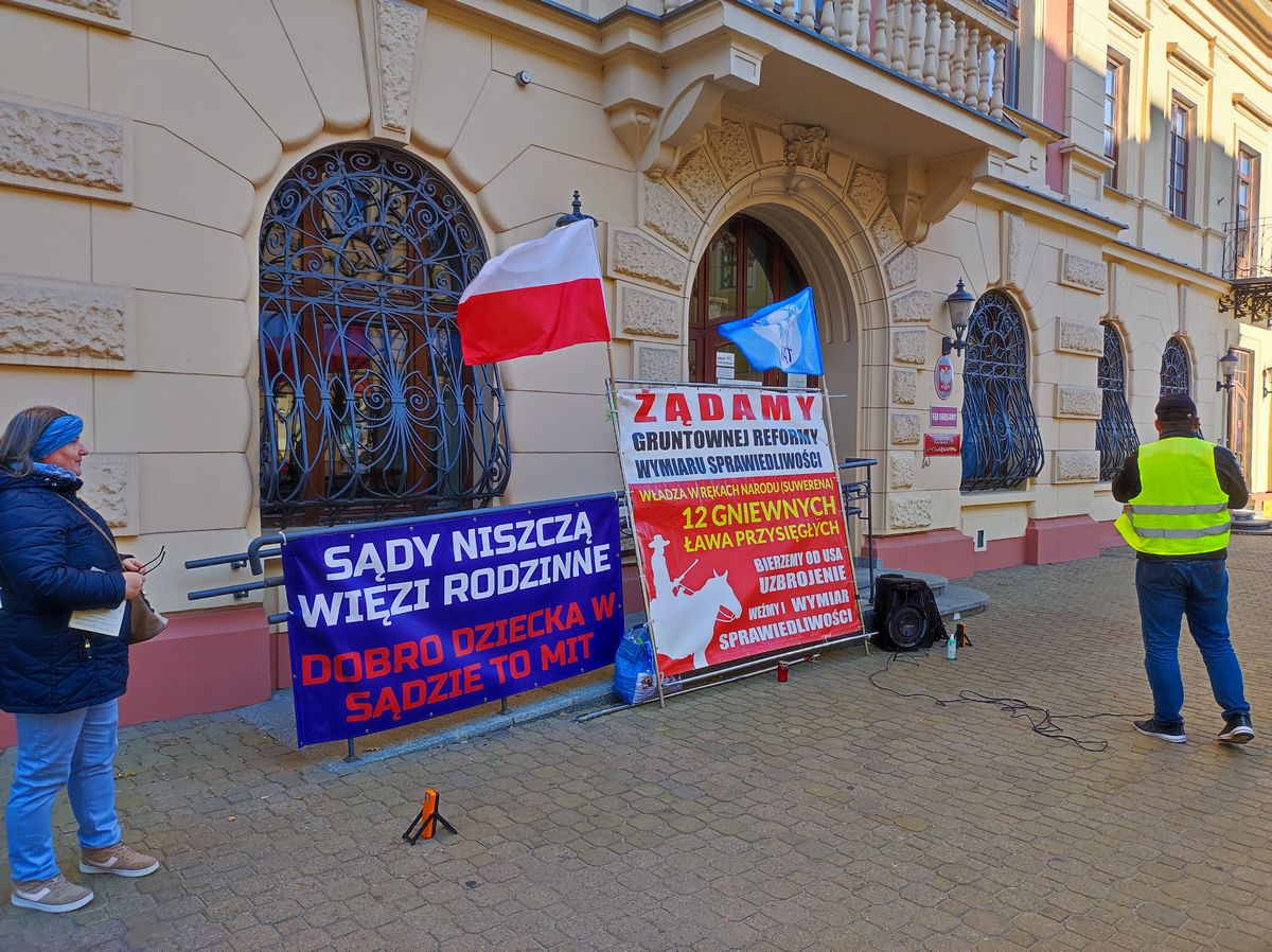 Protestowali przed sądem przeciwko alienacji rodzicielskiej. Żądają reformy wymiaru sprawiedliwości (zdjęcia)