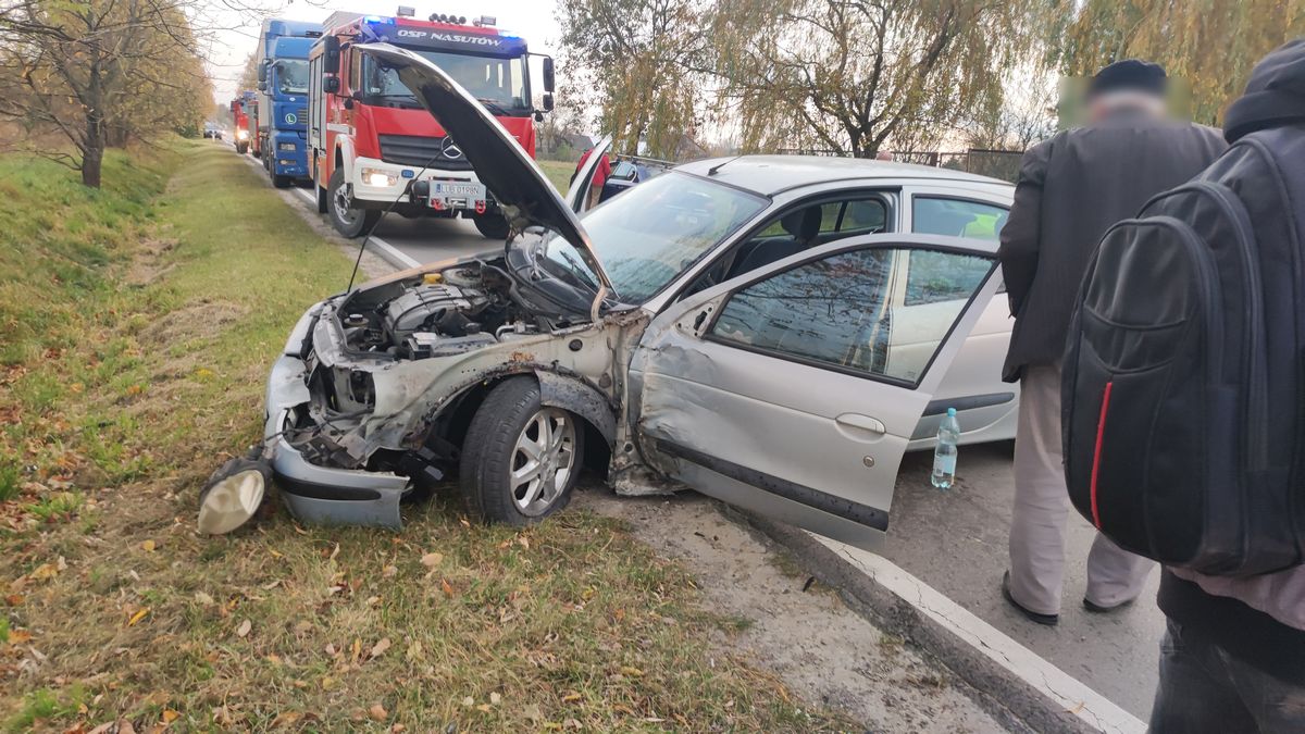 Zderzenie dwóch renaultów na drodze wojewódzkiej. Trasa była zablokowana (zdjęcia)