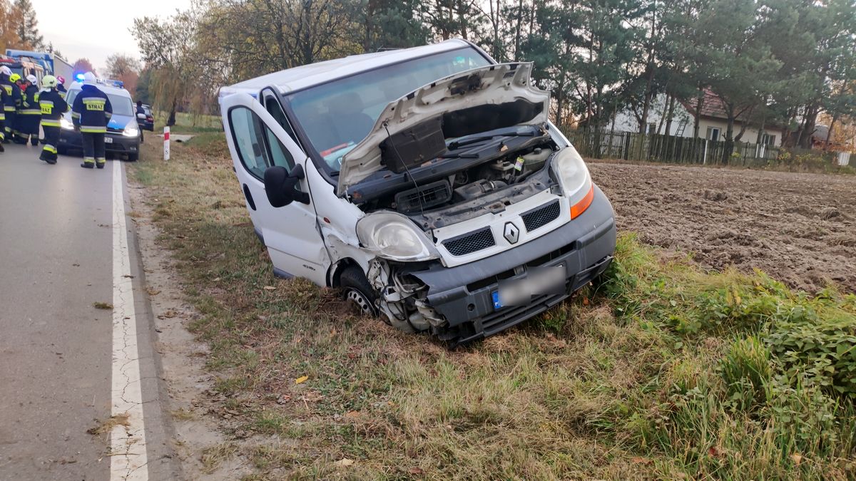 Zderzenie dwóch renaultów na drodze wojewódzkiej. Trasa była zablokowana (zdjęcia)