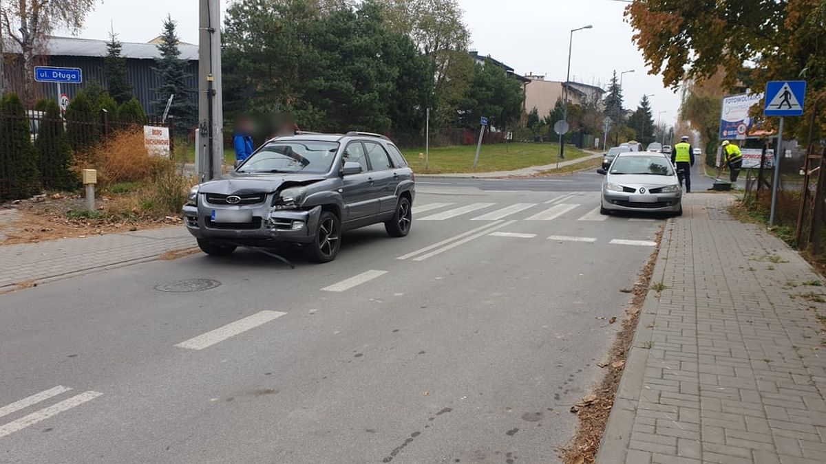 Zderzenie renaulta z kią. Jeden z kierowców nie ustąpił pierwszeństwa przejazdu (zdjęcia)