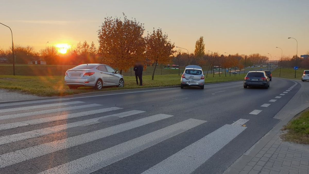 Zatrzymał się przed przejściem dla pieszych. Wjechał w niego kierowca hyundaia (zdjęcia)