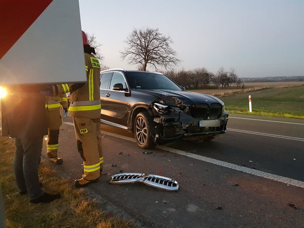 Zderzenie BMW z volkswagenem na trasie Lublin – Zamość. Trwa akcja służb ratunkowych (zdjęcia)