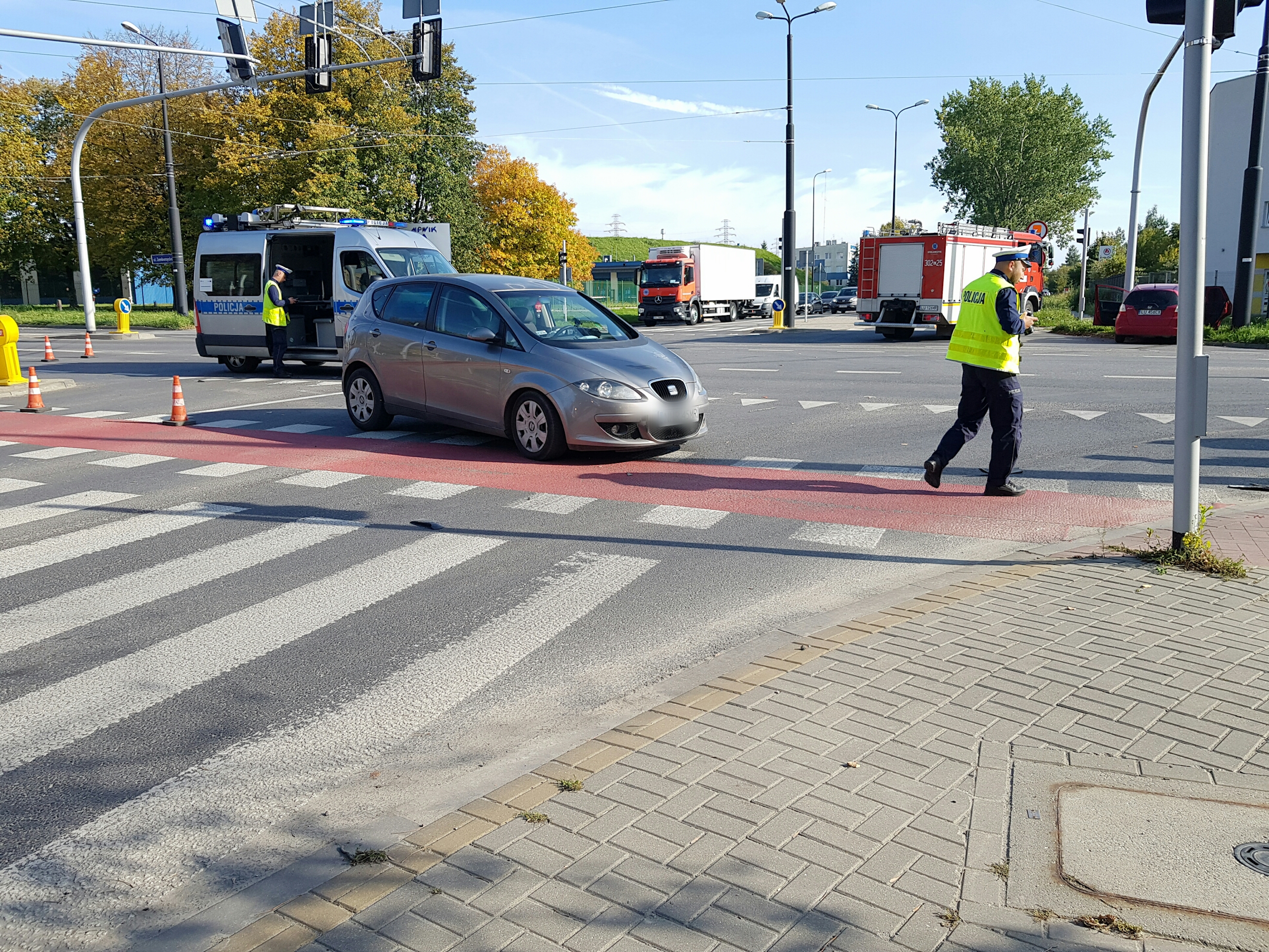 Wypadek na skrzyżowaniu. Duże utrudnienia w ruchu na ul. Zemborzyckiej (zdjęcia)