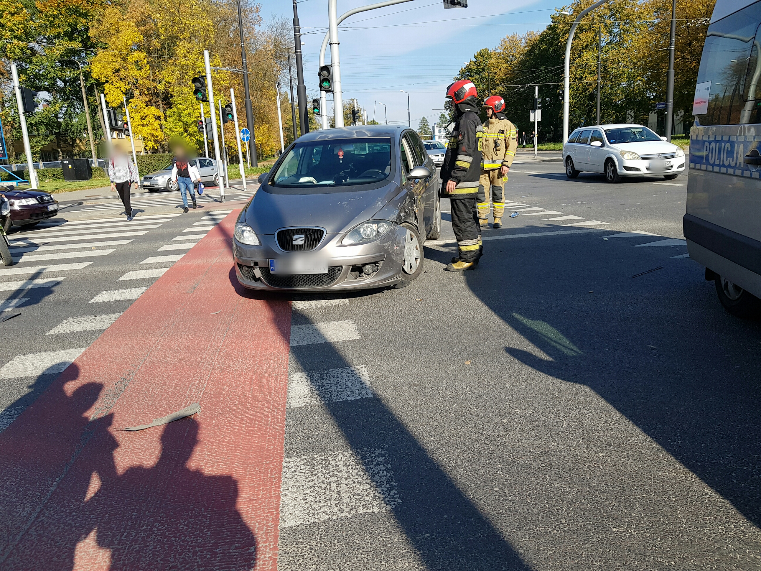 Wypadek na skrzyżowaniu. Duże utrudnienia w ruchu na ul. Zemborzyckiej (zdjęcia)