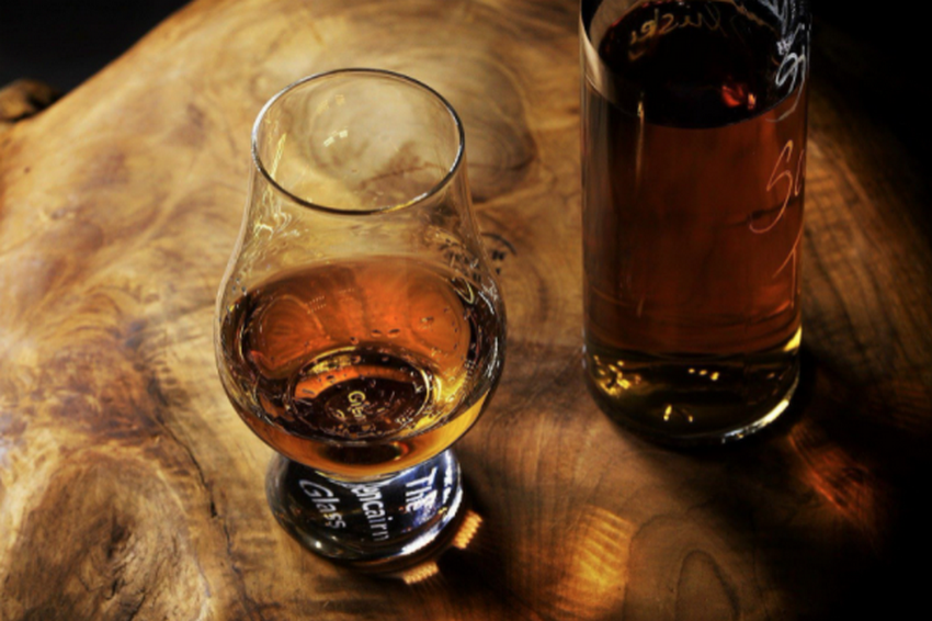 Sztukę picia whisky zacznij od dobrych kieliszków! Oto czym się charakteryzują