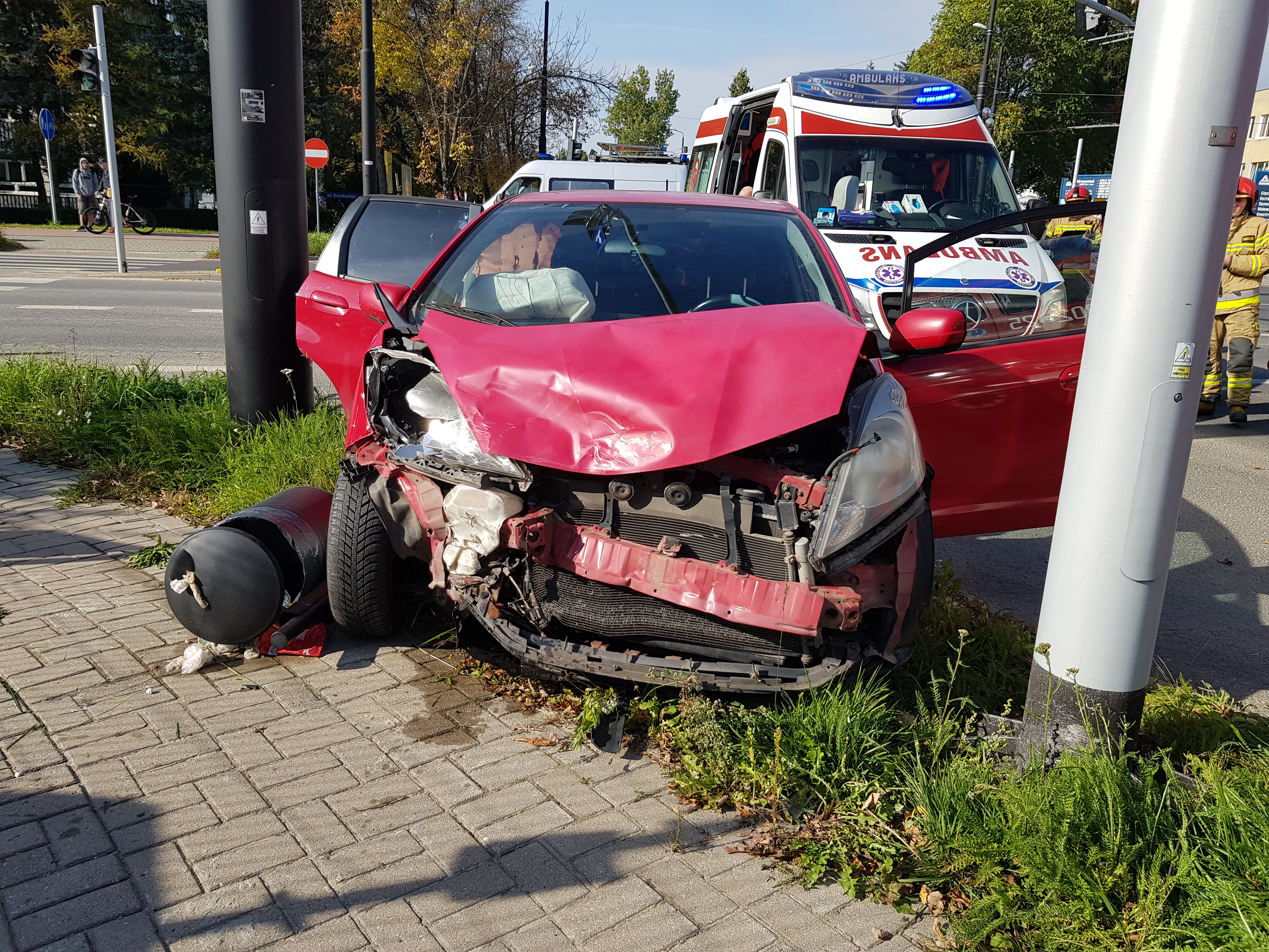 Wypadek na skrzyżowaniu. Duże utrudnienia w ruchu na ul. Zemborzyckiej (zdjęcia)