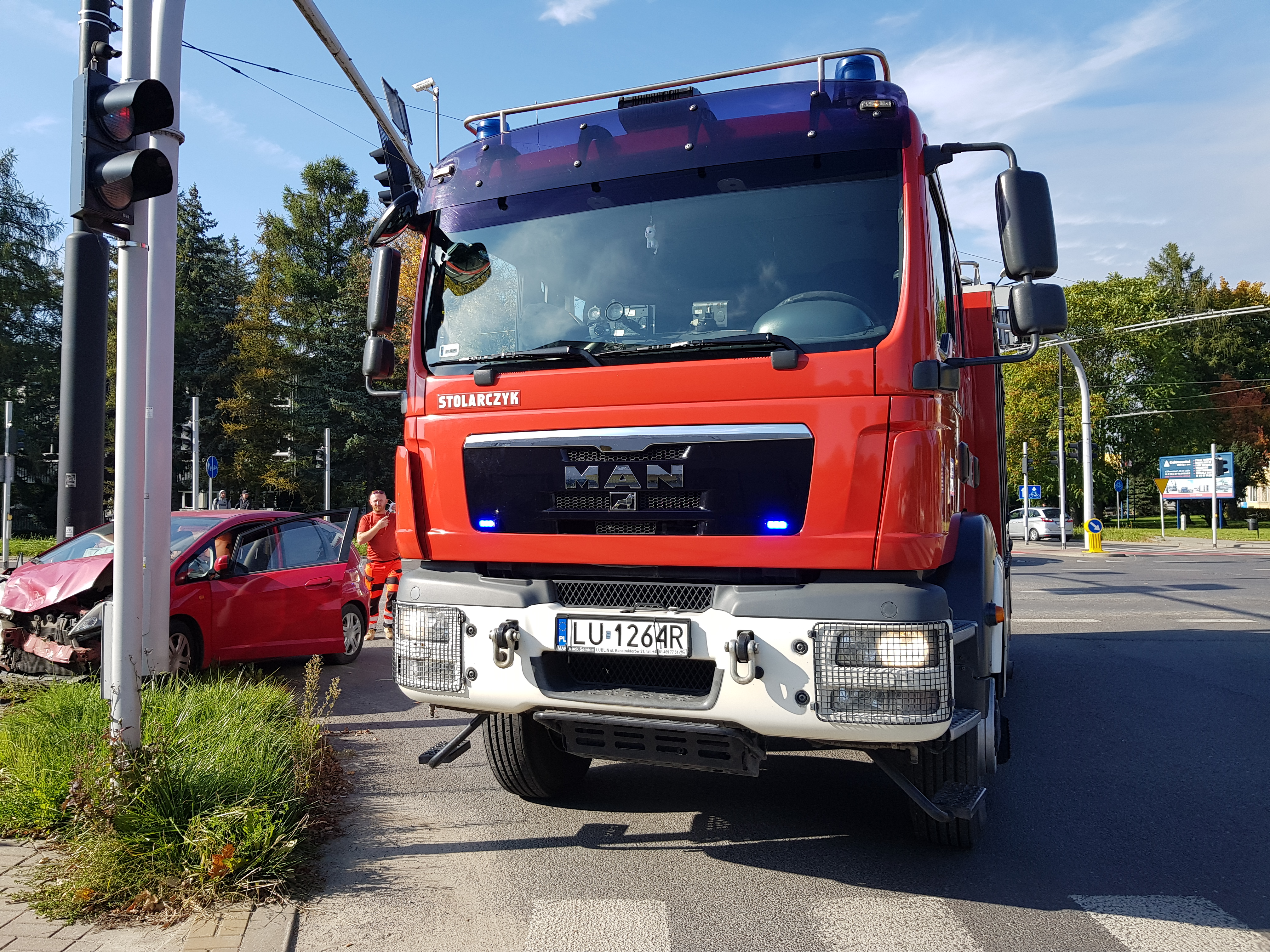 Wypadek na skrzyżowaniu. Duże utrudnienia w ruchu na ul. Zemborzyckiej (zdjęcia)