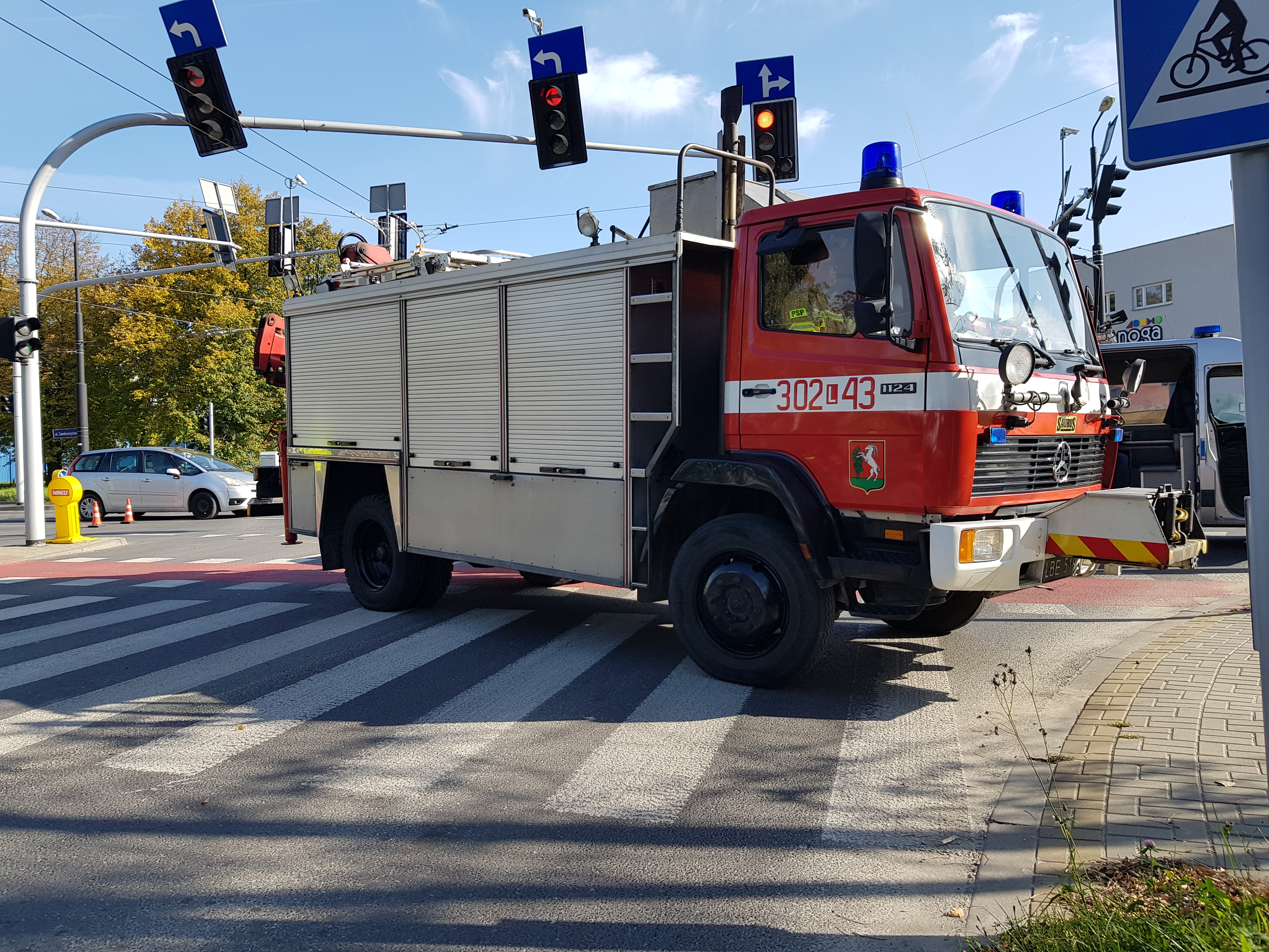 Wypadek na skrzyżowaniu. Duże utrudnienia w ruchu na ul. Zemborzyckiej (zdjęcia)