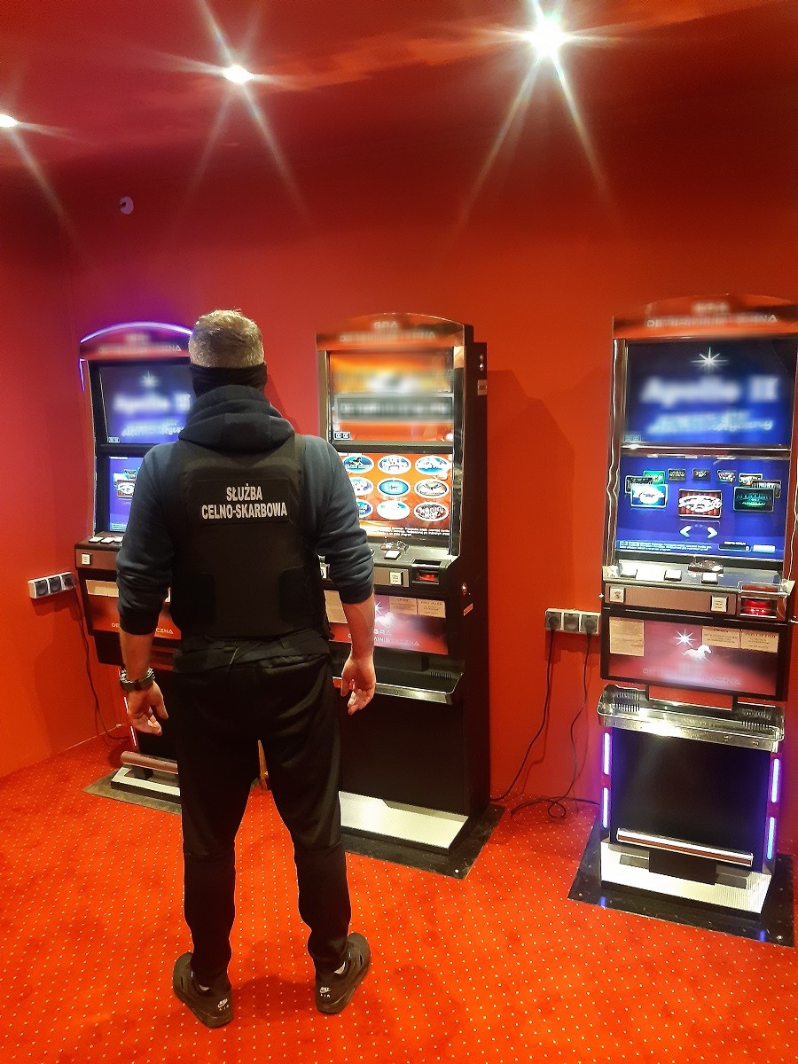 Nielegalny hazard na cenzurowanym. Zarekwirowano 15 automatów do gier (zdjęcia)