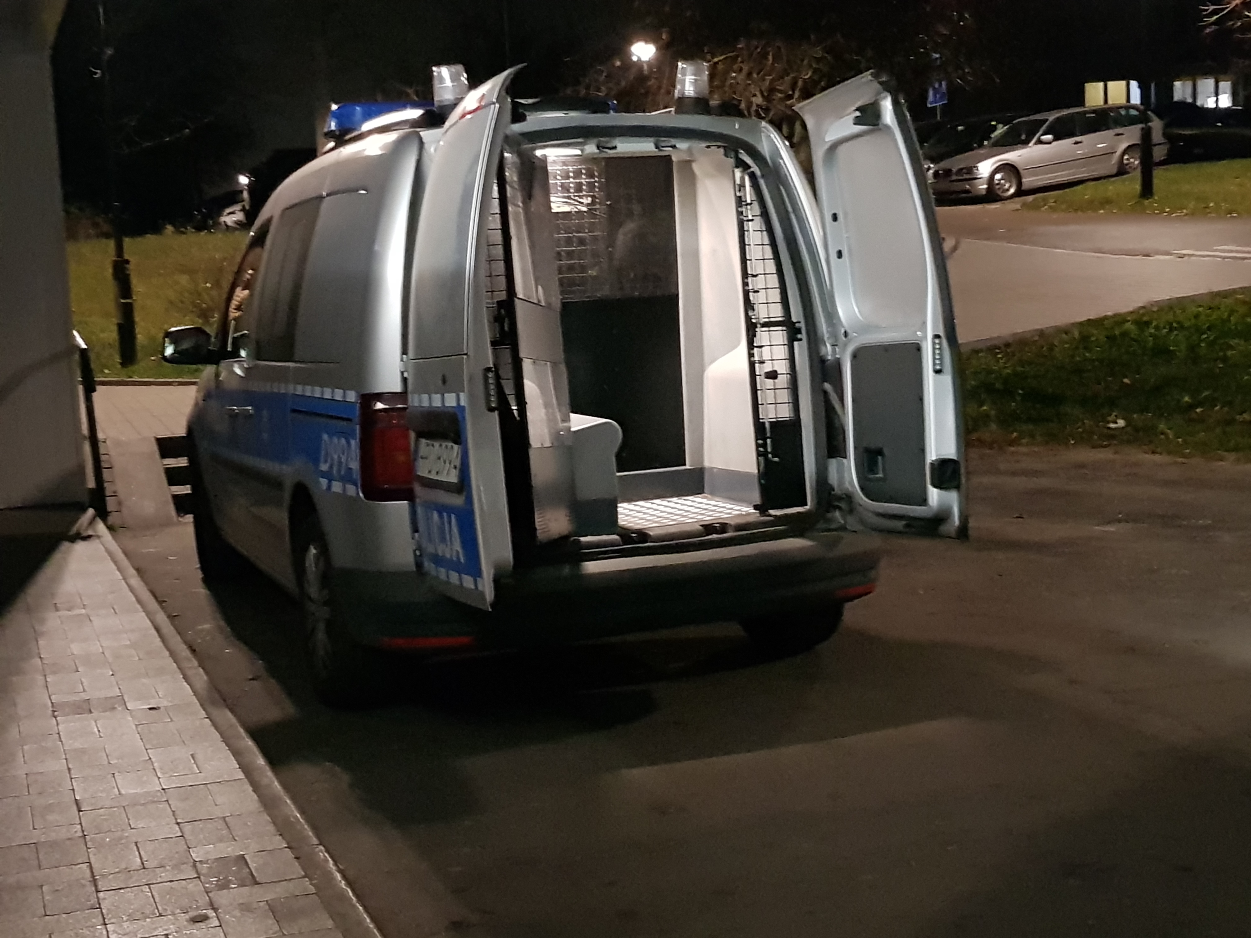 Mężczyzna leżał na schodach przy sklepie. Kiedy pojawili się policjanci wstał twierdząc, że nic mu nie jest