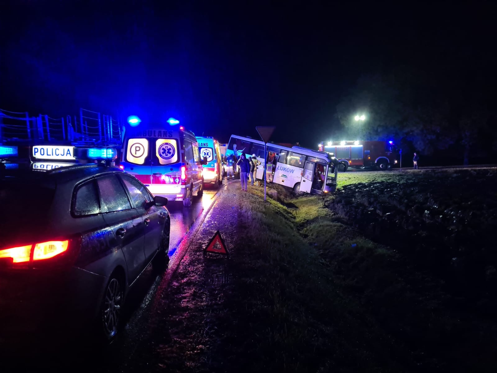 Autobus wycieczkowy wpadł do rowu. Dziewięcioro dzieci trafiło do szpitali (zdjęcia)