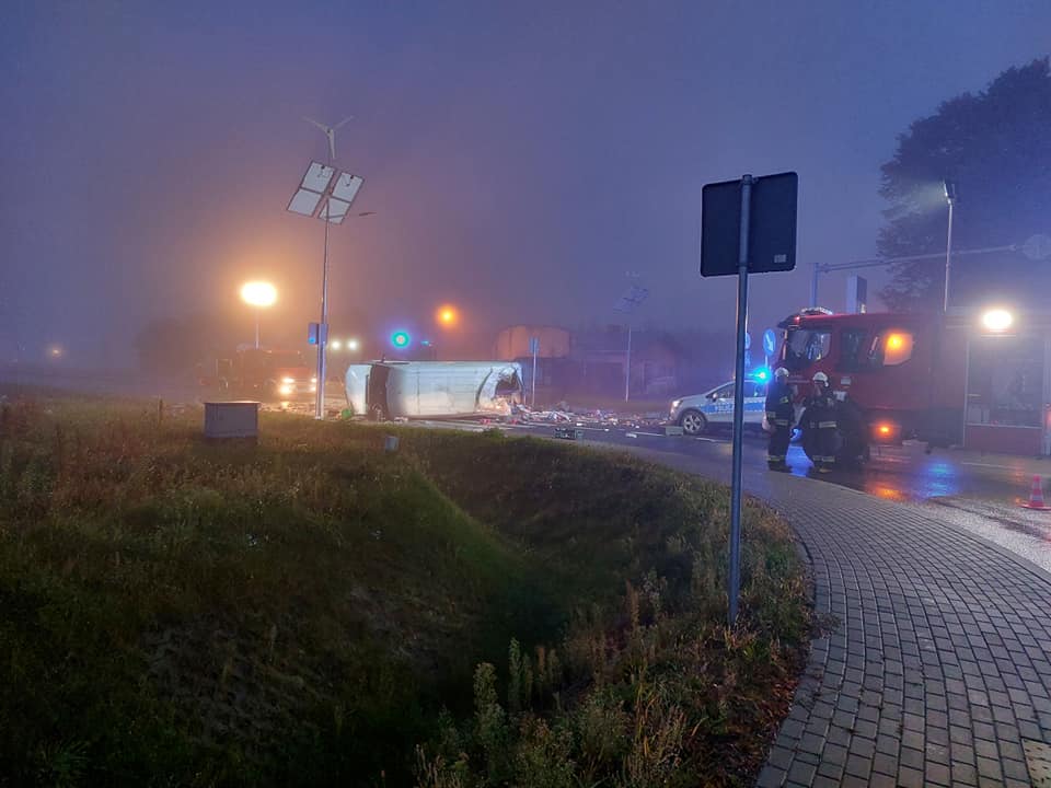 Groźny wypadek na drodze wojewódzkiej. Pojazd dostawczy przewrócił się, trzy osoby trafiły do szpitala (zdjęcia)