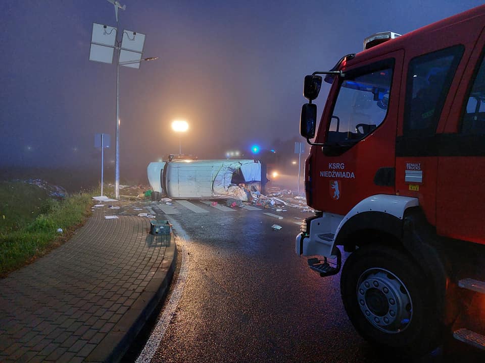 Groźny wypadek na drodze wojewódzkiej. Pojazd dostawczy przewrócił się, trzy osoby trafiły do szpitala (zdjęcia)
