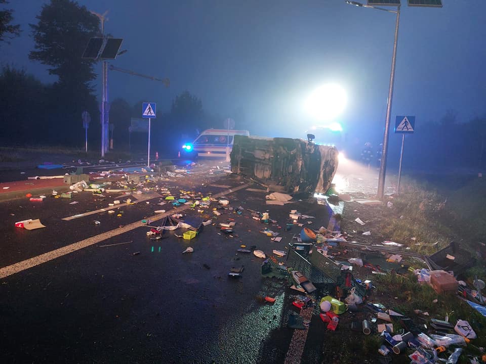 Groźny wypadek na drodze wojewódzkiej. Pojazd dostawczy przewrócił się, trzy osoby trafiły do szpitala (zdjęcia)