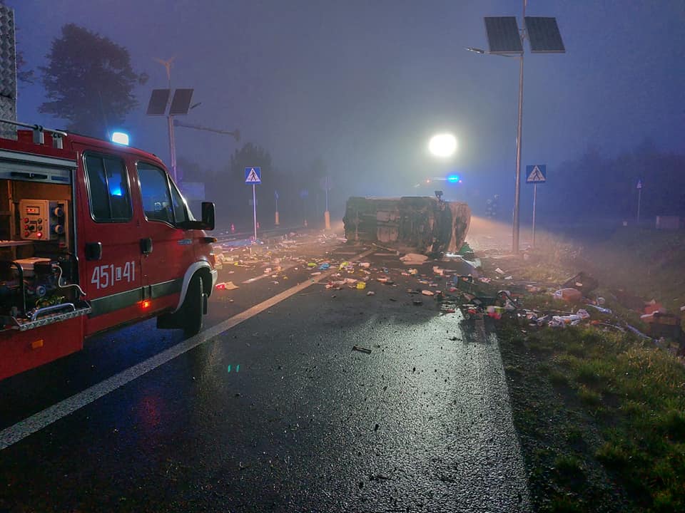 Groźny wypadek na drodze wojewódzkiej. Pojazd dostawczy przewrócił się, trzy osoby trafiły do szpitala (zdjęcia)