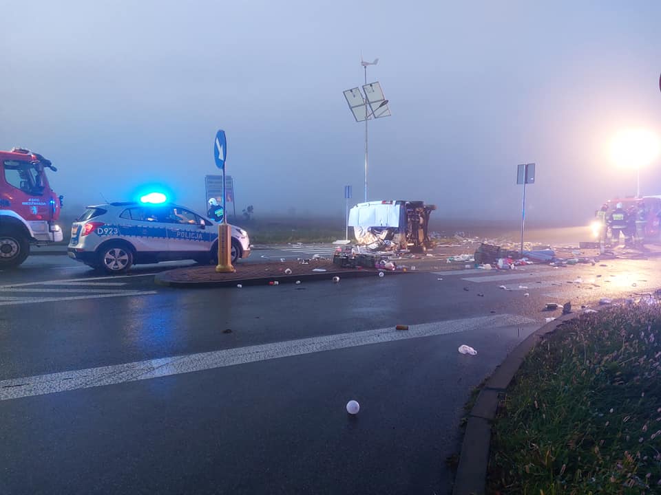 Groźny wypadek na drodze wojewódzkiej. Pojazd dostawczy przewrócił się, trzy osoby trafiły do szpitala (zdjęcia)