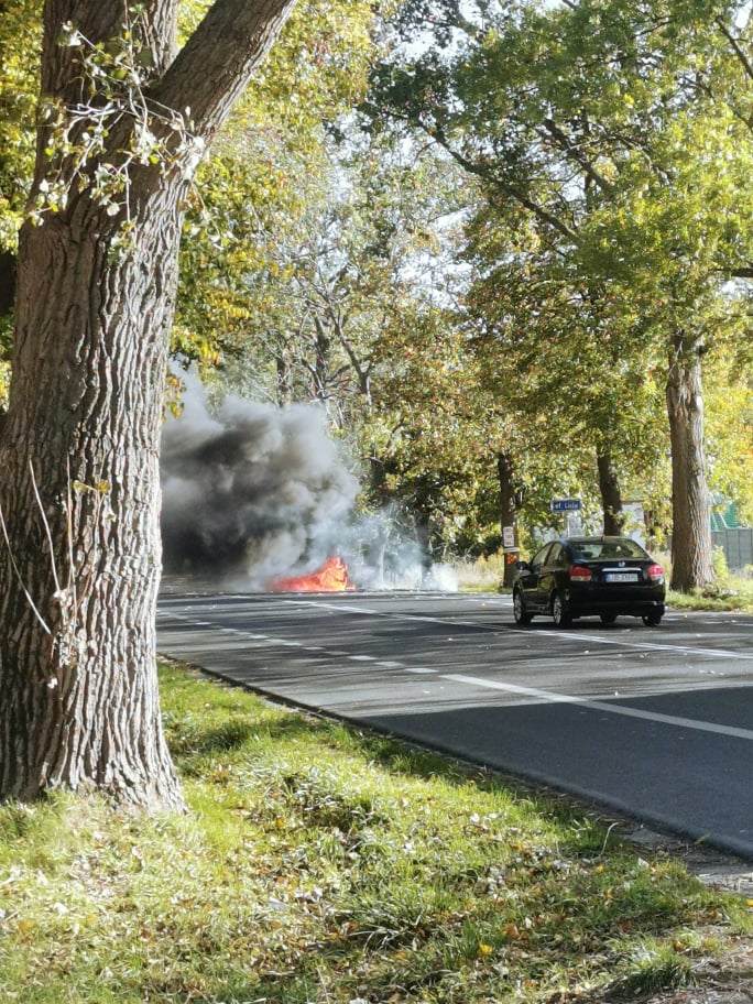 Pożar auta na al. Kraśnickiej, duże utrudnienia w ruchu (zdjęcia)