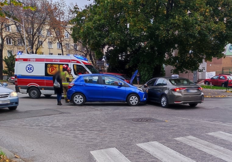 Wymusił pierwszeństwo przejazdu, zderzyły się dwie toyoty (zdjęcia)