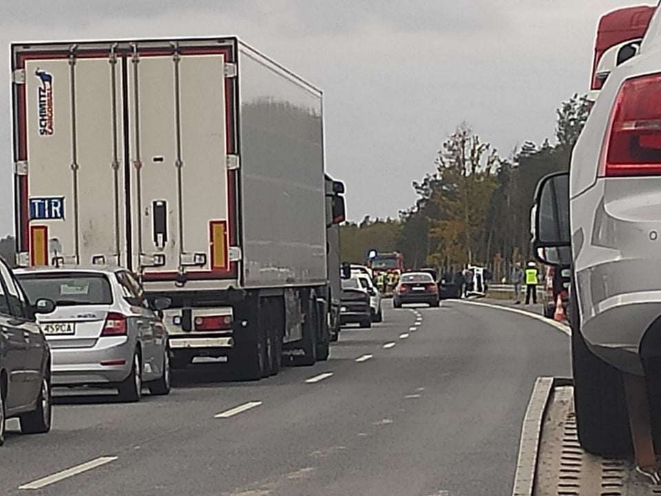 Zablokowana droga w kierunku Warszawy, po zderzeniu trzech pojazdów na obwodnicy Ryk (zdjęcia)