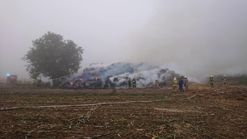 Od wielu godzin płonie duża sterta słomy. Z ogniem walczą strażacy z kilku powiatów (zdjęcia)