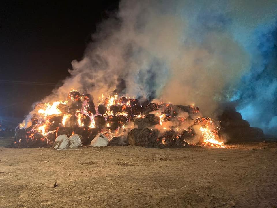 Od wielu godzin płonie duża sterta słomy. Z ogniem walczą strażacy z kilku powiatów (zdjęcia)