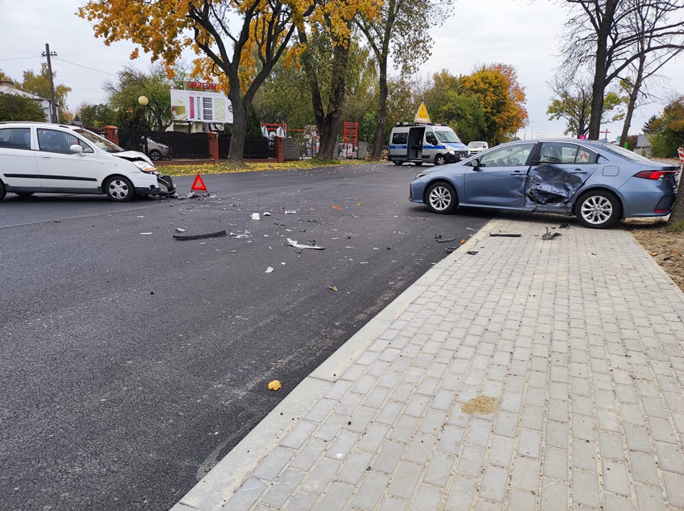 Wyjeżdżała z parkingu, doszło do zderzenia dwóch pojazdów. Al. Kraśnicka całkowicie zablokowana (zdjęcia)