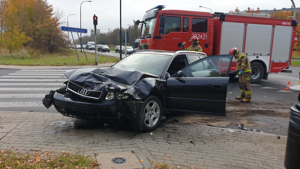 Dwie osoby poszkodowane w wypadku na Felinie. Samochód dostawczy zderzył się z audi (zdjęcia)