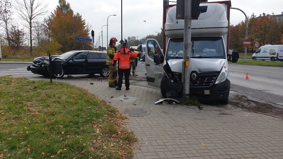 Dwie osoby poszkodowane w wypadku na Felinie. Samochód dostawczy zderzył się z audi (zdjęcia)