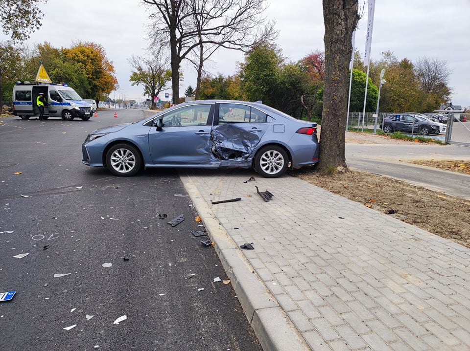 Wyjeżdżała z parkingu, doszło do zderzenia dwóch pojazdów. Al. Kraśnicka całkowicie zablokowana (zdjęcia)