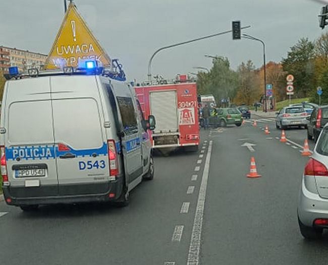Światła nie działały, kierowca volkswagena staranował policyjny radiowóz (zdjęcia)