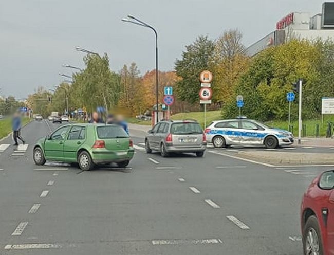 Światła nie działały, kierowca volkswagena staranował policyjny radiowóz (zdjęcia)