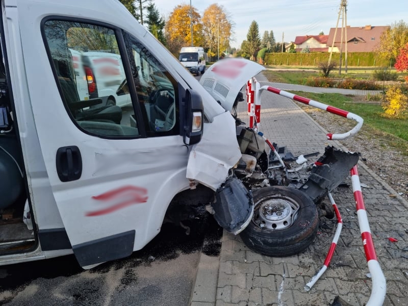 Groźny wypadek pod Lublinem. Pojazd dostawczy uderzył w metalowe bariery (zdjęcia)