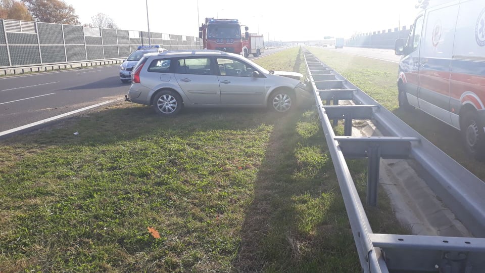 Renault uderzył w bariery energochłonne na drodze S12. Jedna osoba poszkodowana, są utrudnienia w ruchu (zdjęcia)