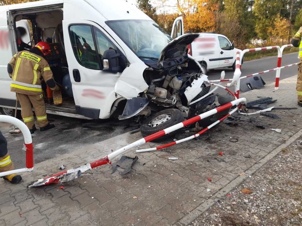 Groźny wypadek pod Lublinem. Pojazd dostawczy uderzył w metalowe bariery (zdjęcia)
