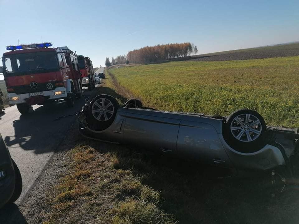 Wypadł jaguarem z drogi i dachował. 25-latek był pijany (zdjęcia)