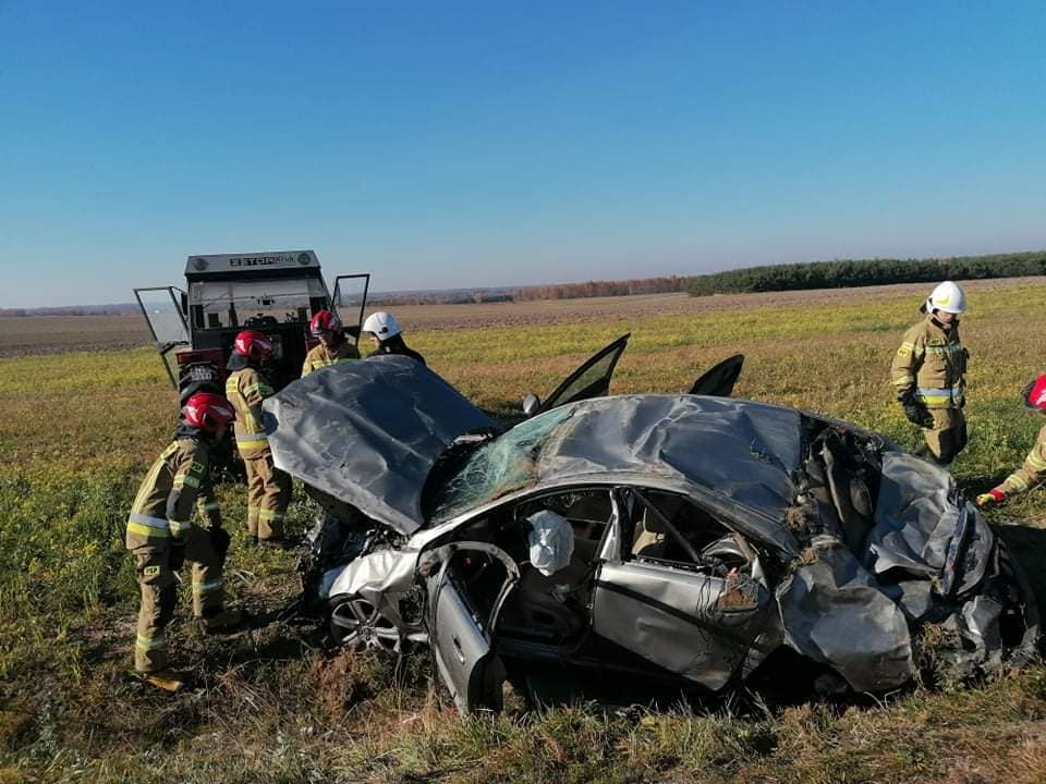 Wypadł jaguarem z drogi i dachował. 25-latek był pijany (zdjęcia)