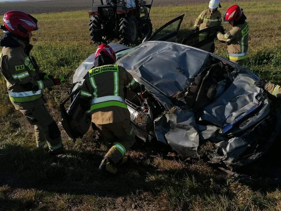 Wypadł jaguarem z drogi i dachował. 25-latek był pijany (zdjęcia)