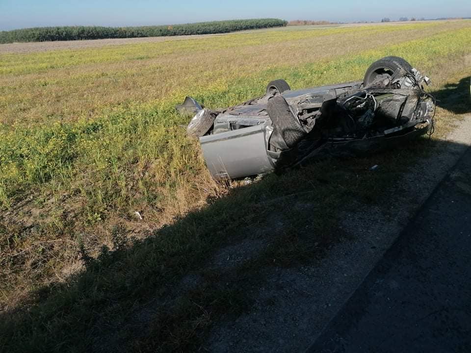 Dwie osoby w szpitalu po dachowaniu jaguara (zdjęcia)