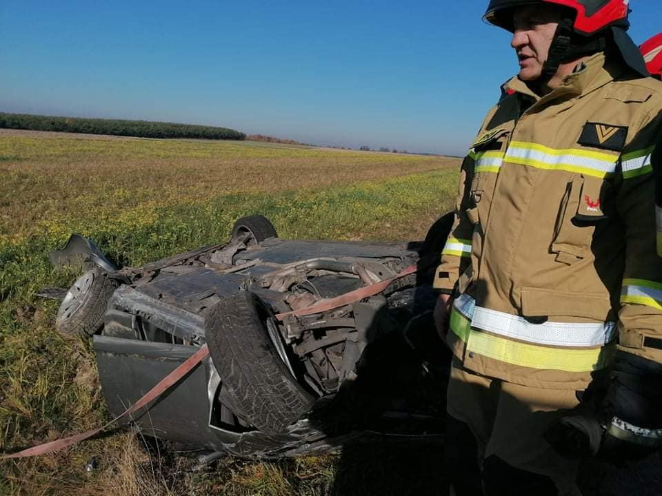 Wypadł jaguarem z drogi i dachował. 25-latek był pijany (zdjęcia)