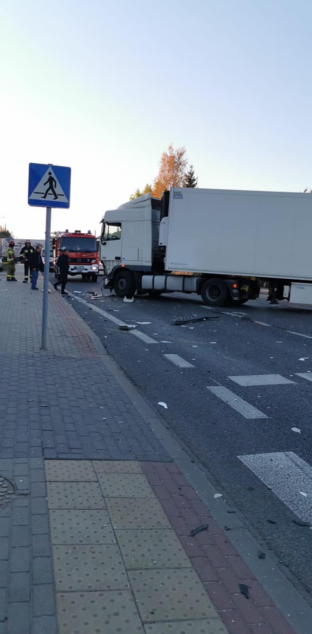 Po zderzeniu ciężarówki z osobówką zablokowana trasa Siedlce – Łuków (zdjęcia)