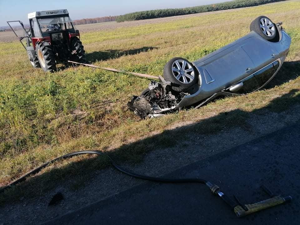 Wypadł jaguarem z drogi i dachował. 25-latek był pijany (zdjęcia)