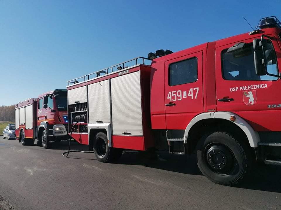 Dwie osoby w szpitalu po dachowaniu jaguara (zdjęcia)