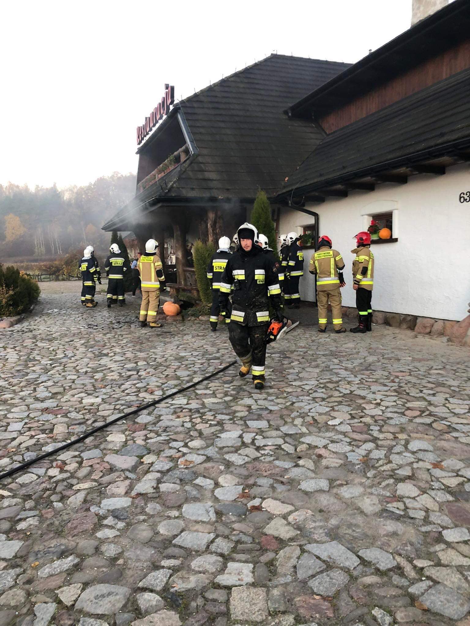 Poranny pożar w restauracji Siwy Dym. Na miejscu interweniowało sześć zastępów straży pożarnej (zdjęcia)
