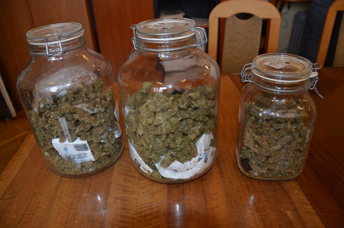 Marihuana w słoikach, amfetamina w woreczkach i broń z amunicją w mieszkaniu 35-latka (zdjęcia)