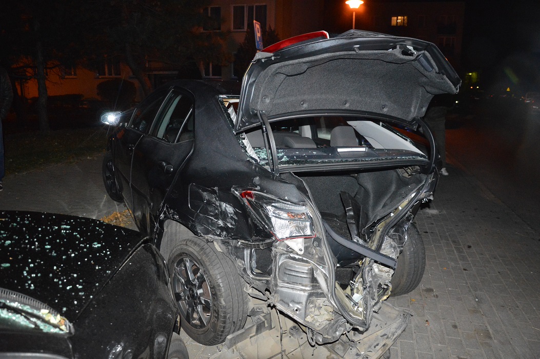 Pijany chełmianin zdemolował 10 samochodów. Posiada aktywny sądowy zakaz kierowania pojazdami (zdjęcia)