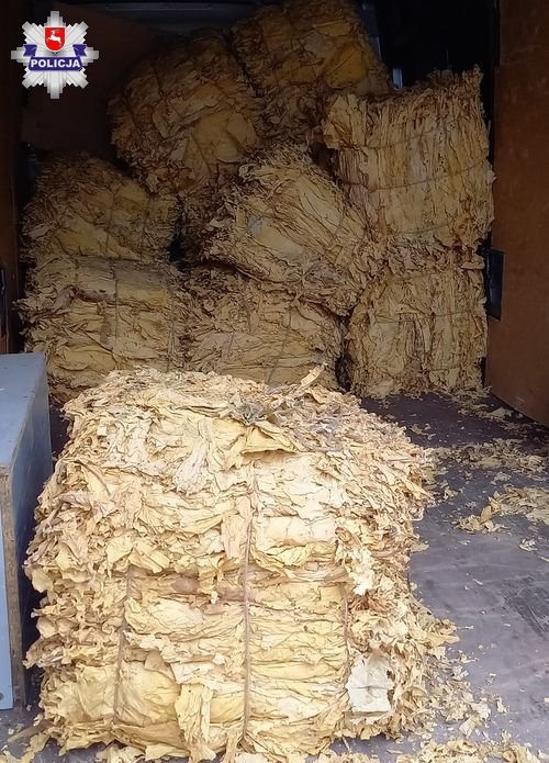 40-latek przewoził w busie blisko 700 kg nielegalnego suszu tytoniowego (zdjęcia)