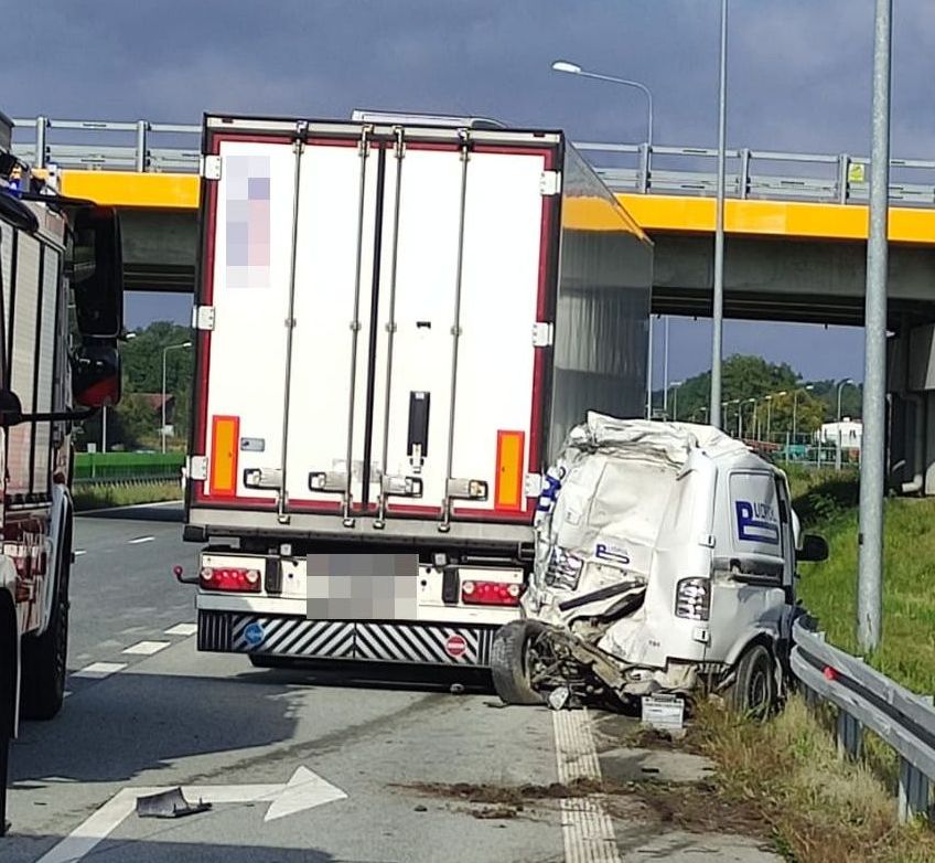 Ciężarówka uderzyła w samochód służby drogowej. Nie żyje 23-latek (zdjęcia)