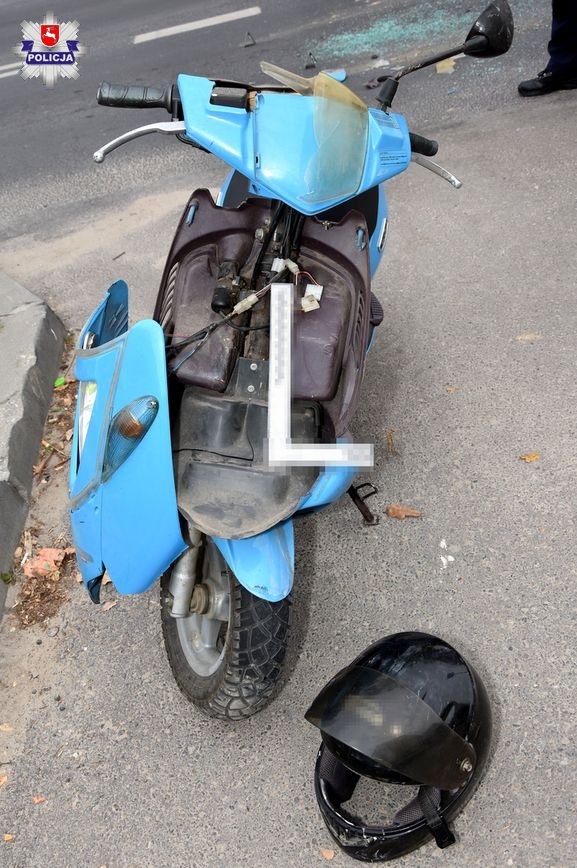 Nastolatek uderzył skuterem w osobówkę. Dwie osoby trafiły do szpitala (zdjęcia)