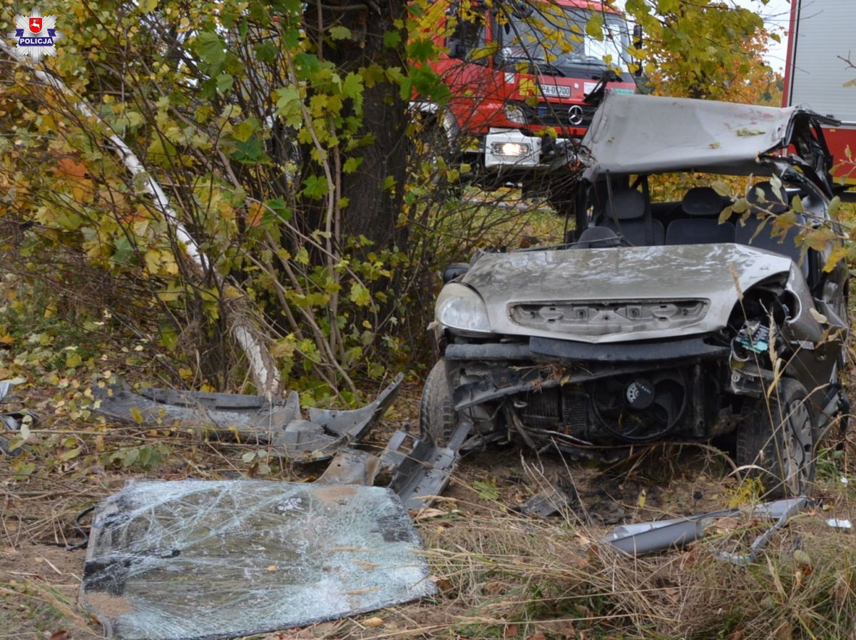 Groźny wypadek pod Parczewem. Auto uderzyło w drzewo, w akcji ratunkowej dwa śmigłowce LPR (zdjęcia)